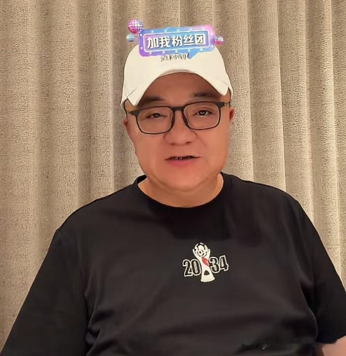 董路深夜直播总结比赛。
丢的第一个球，对方的界外球 ，没有及时解围，小将又滑倒了