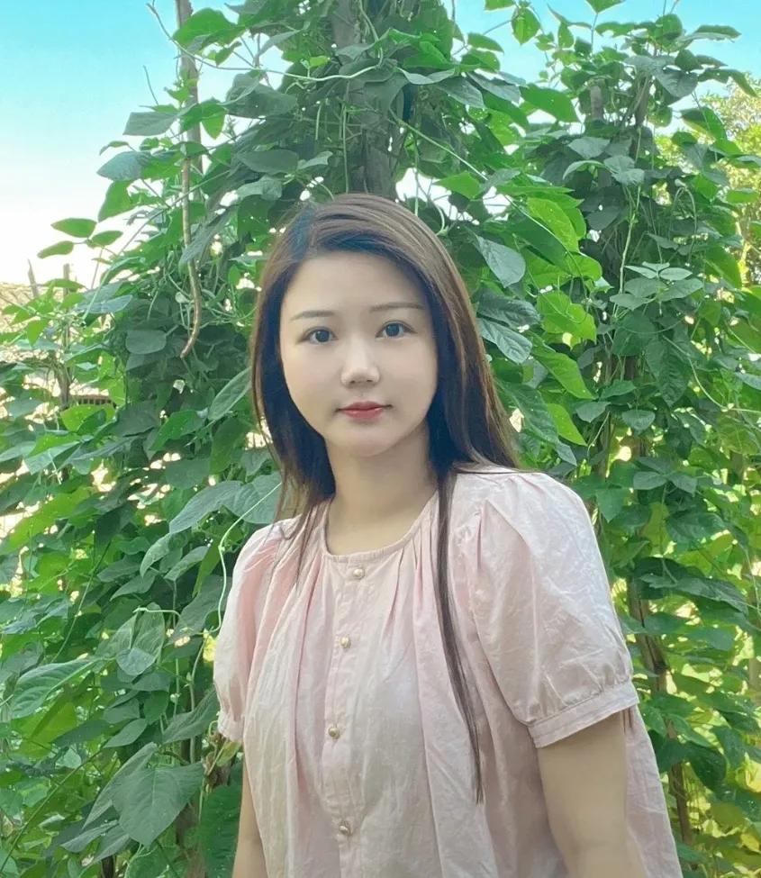 一个朴素的农家女孩，日复一日地在田间劳作，厨房里忙碌。她的笑容纯净，心灵如山间的