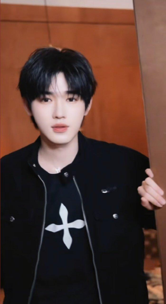 宋亚轩爱你老己宋亚轩爱你老己！ 宋亚轩珍珠小子帅时候