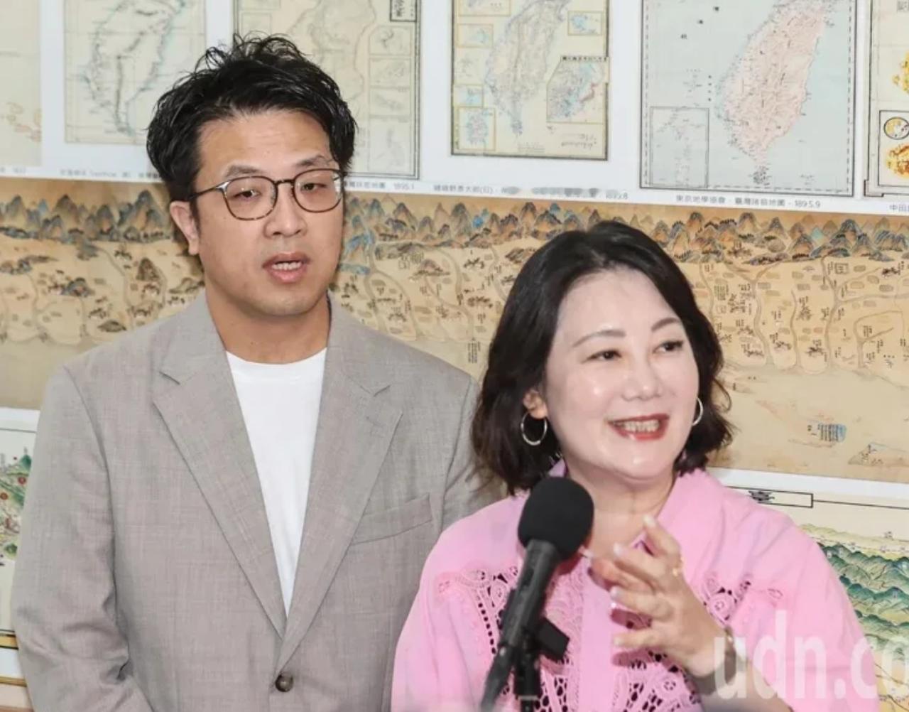 自民进党征召“立委”沈伯洋参选台北市长以来，沈伯洋面对记者出镜的地方总有吴思瑶陪