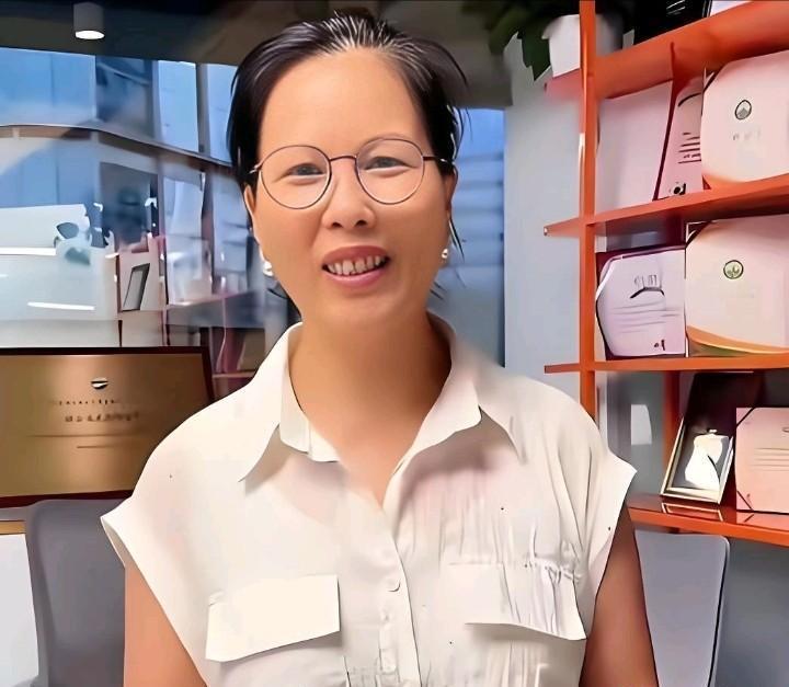 我跟你们说个事儿，劲爆不劲爆？
大S家那个保姆小杨阿姨，以前竟然跟俩孩子挤一个屋