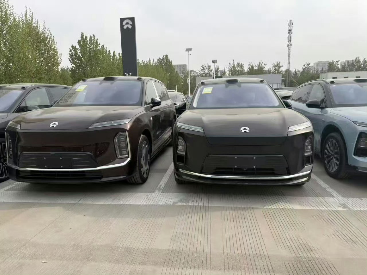 ES9这人高马大的范儿，ES8瞬间变小弟。颜值这块还是投ES9一票，新8前备箱这