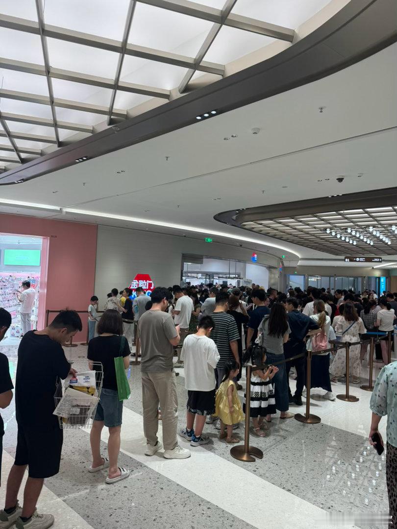 我每次来这个商场，新家店门口都是人挤人的状态，看着吓人！我在小红书搜了一下，好多