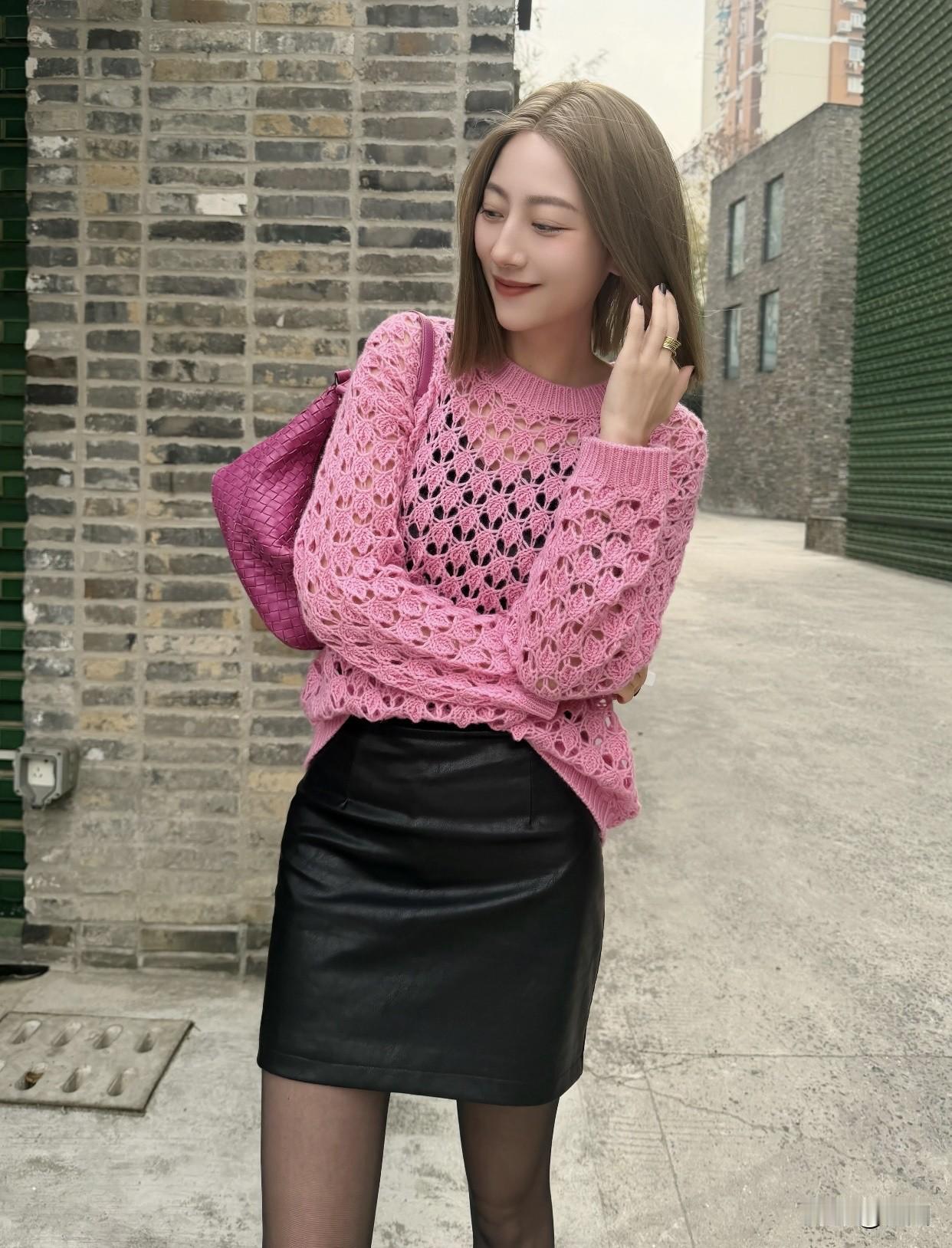 善于表达让她们魅力加分，“腹有诗书气自华”，几句话就能让平淡变有趣。懂得倾听，用