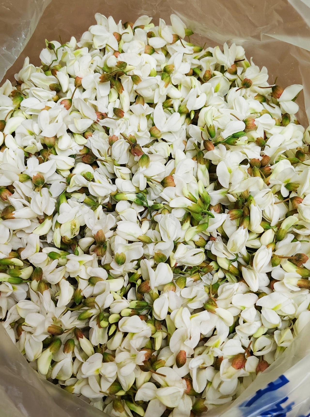 给老妈蒸点“槐花窝窝头”   槐花是对门邻居送的，说是很新鲜刚刚采摘的。的确很新