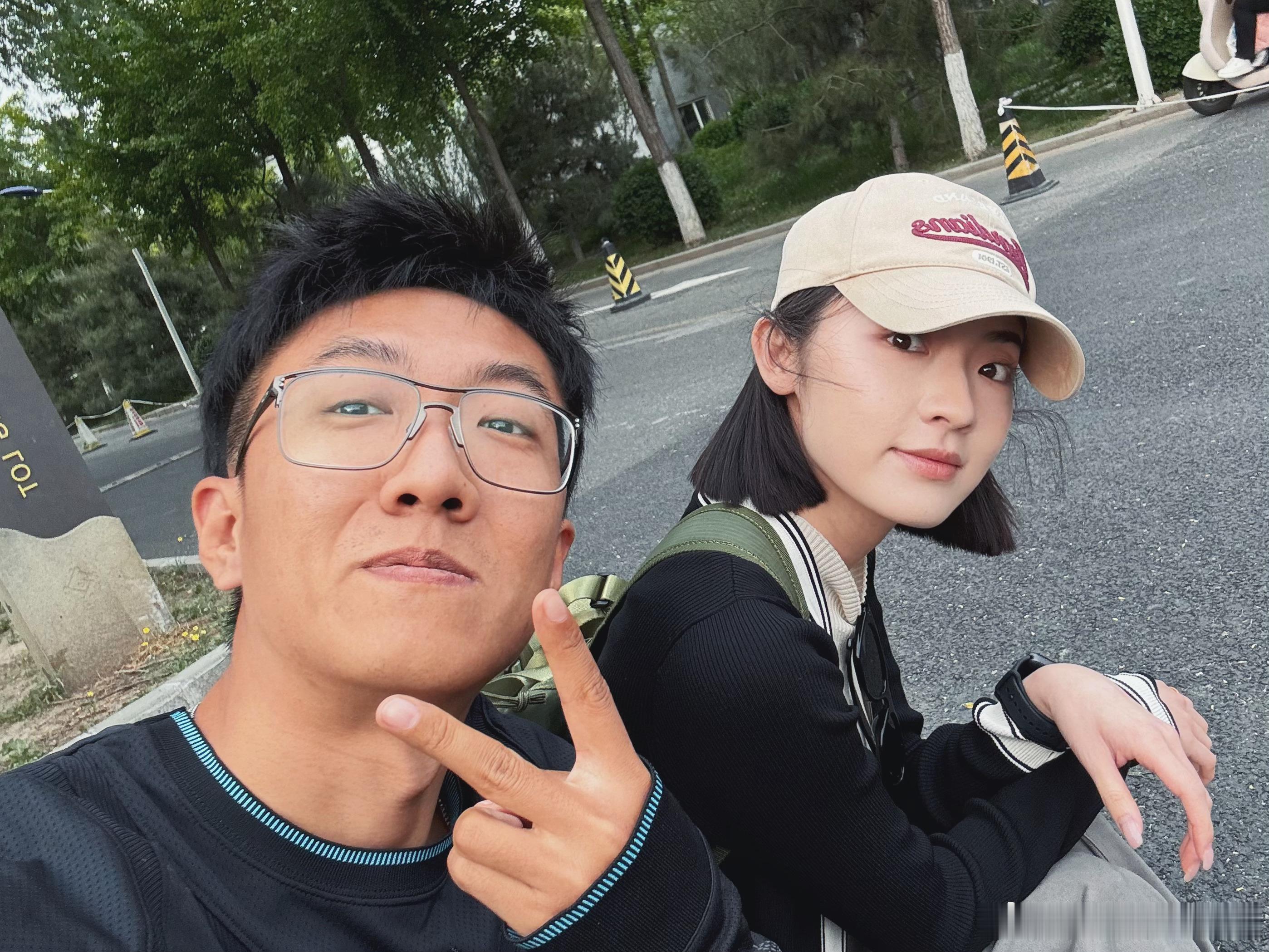 今天拍摄完坐在吉祥哥（我的摄影师 我们团队现在已经壮大到两人了！！）拍摄箱子上等