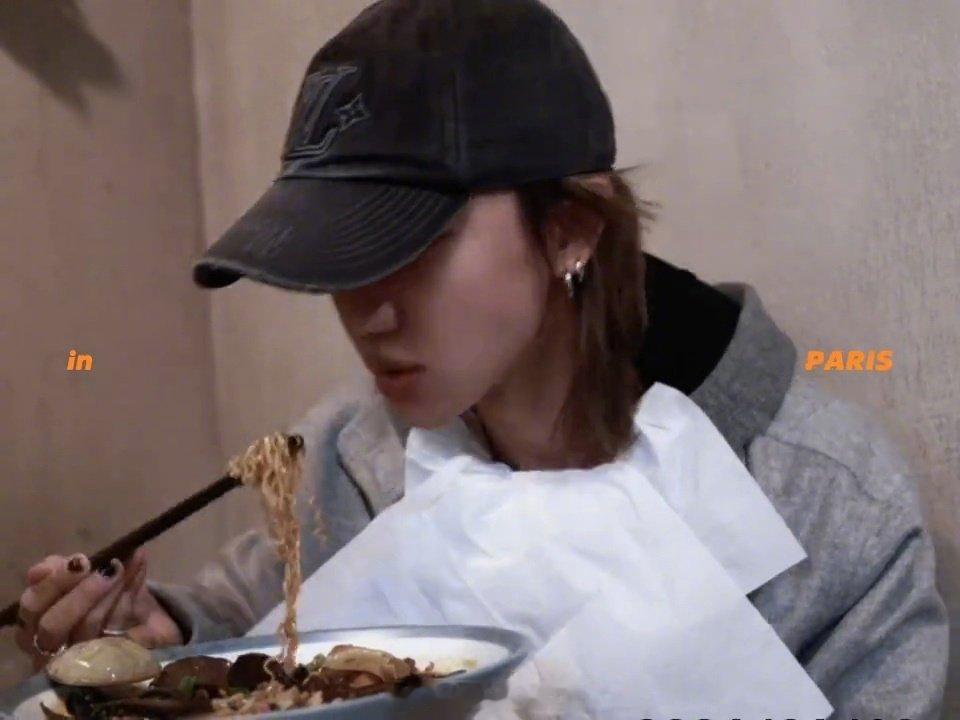 徐明浩麻辣烫毒唯徐明浩用餐巾纸做口水巾 中国胃刻进 DNA 了吧！在巴黎时装周间