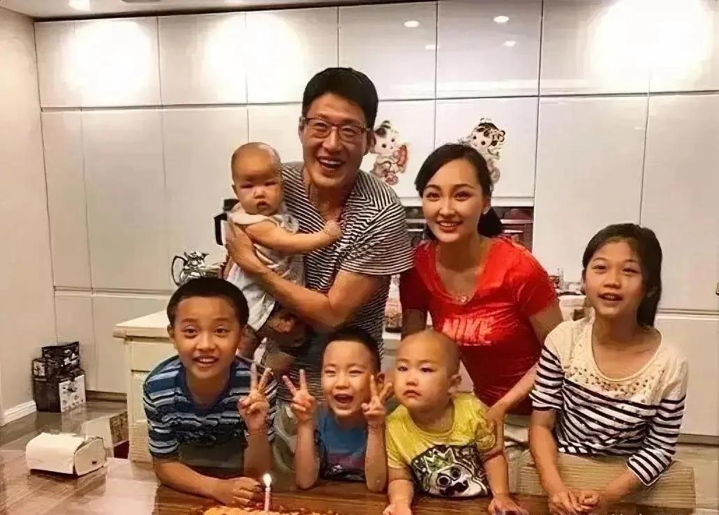 于震的一家七口，生了五胎的妻子身材还是那么好。明星就应该多生孩子，多子多福嘛！反
