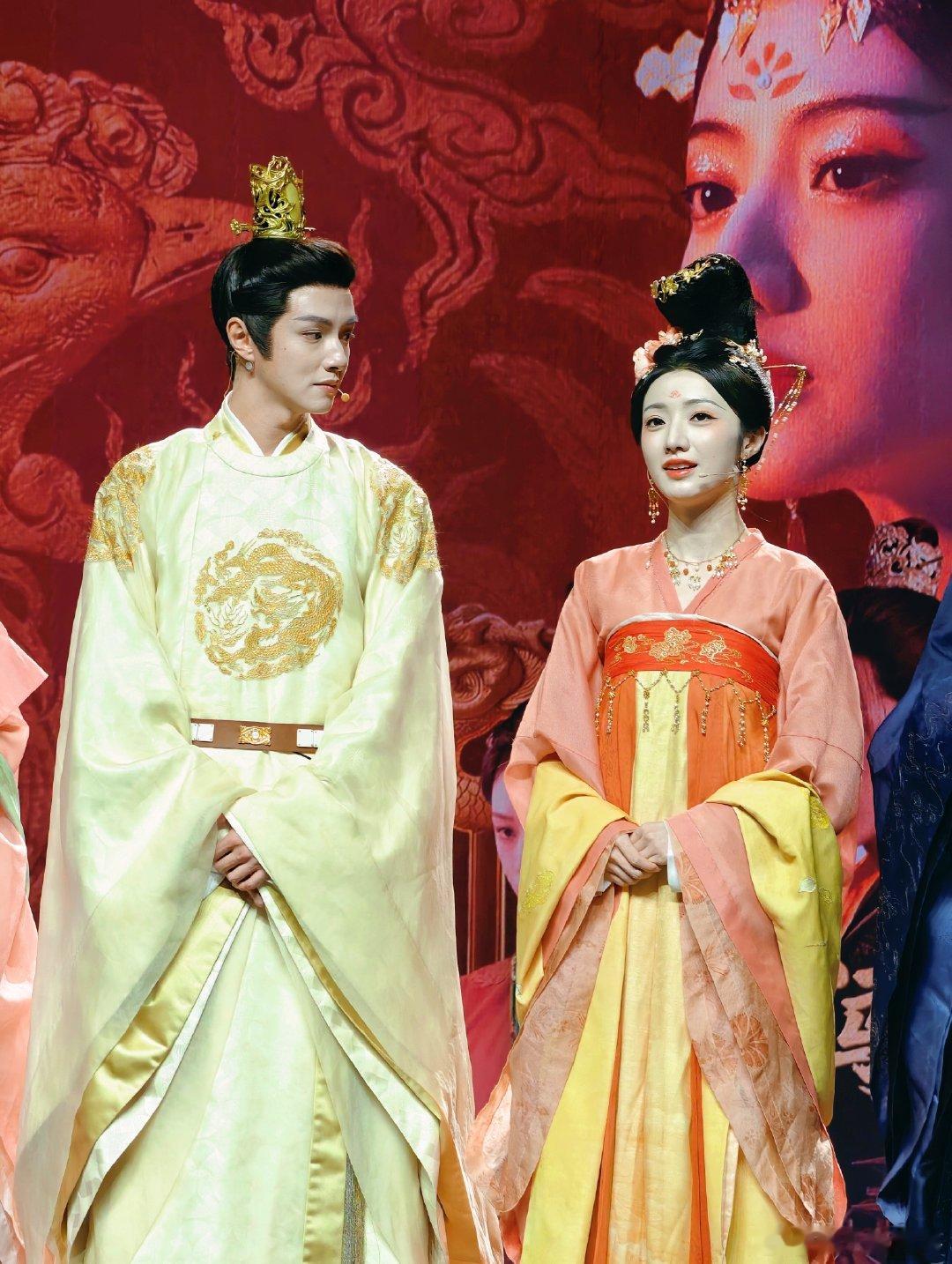 盛世天下官方盛世天下主创集体古装戏服出场盛世天下主创穿越到现代了 盛世天下主创见