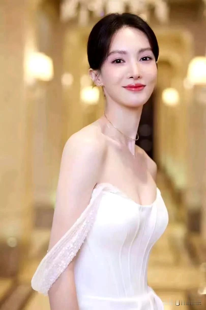 金晨：优雅的白纱礼服，精致的妆容，宛如仙女下凡！