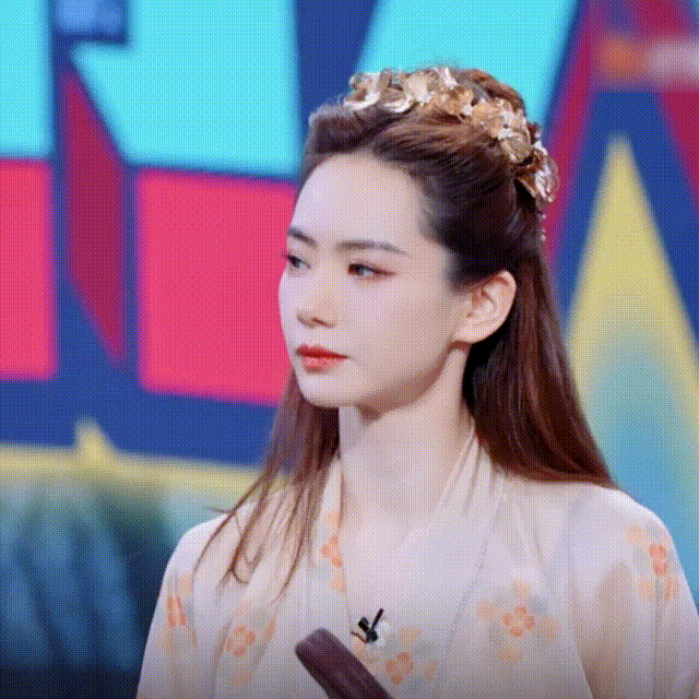 #戚薇头上趴的那坨熊太bang了# 戚薇这次的穿搭也太有心思了吧！头上的小熊，让