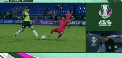 u23亚洲杯 马蒂亚斯·麦卡利斯特造点，主裁判傅明观看VAR后取消点球。首先第一