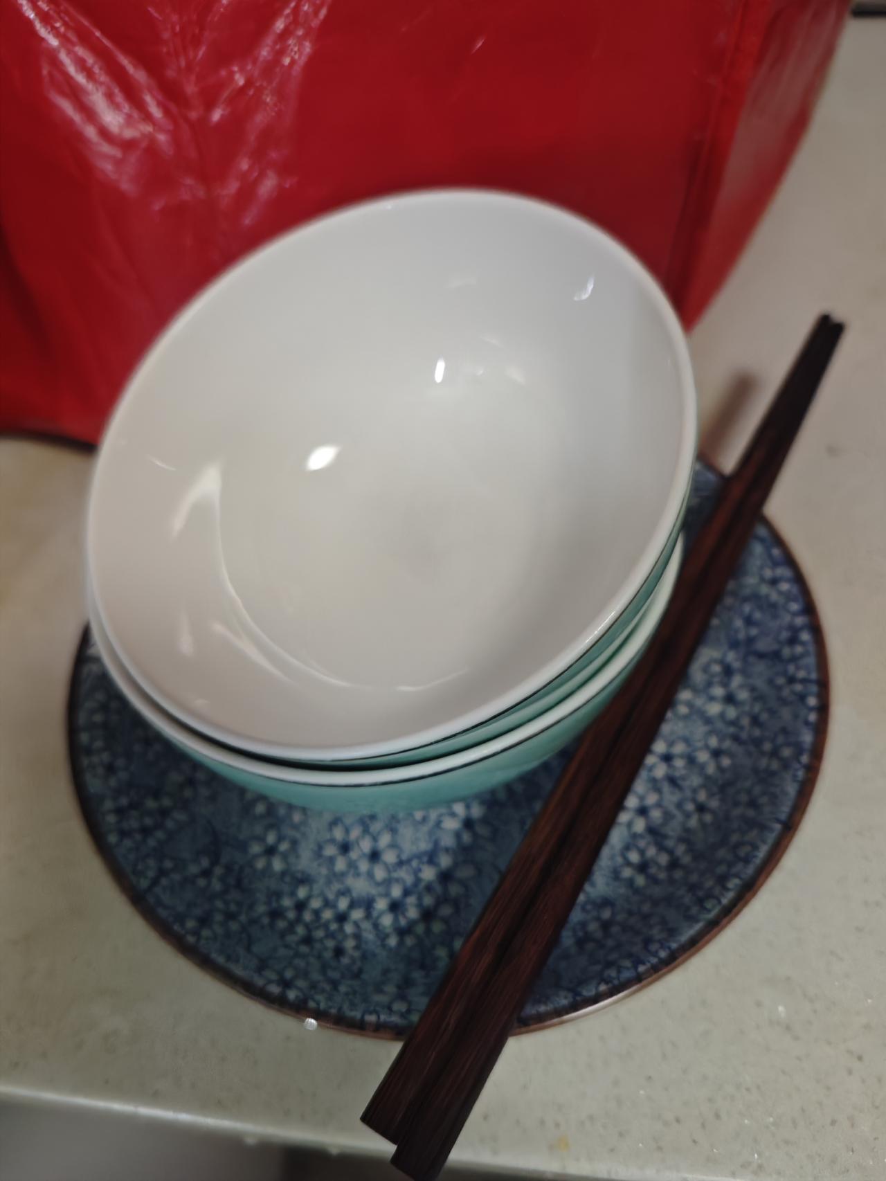 一个人过，真的挺好，自由自在是真的，低碳节能更是实打实的。你看，吃的喝的都是最实