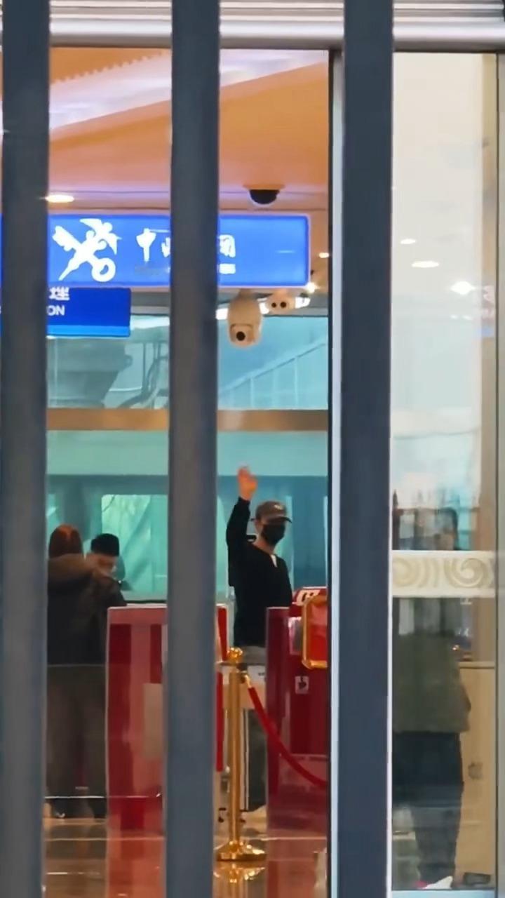 李现出发尖叫之夜了帅哥起落平安，明天见 