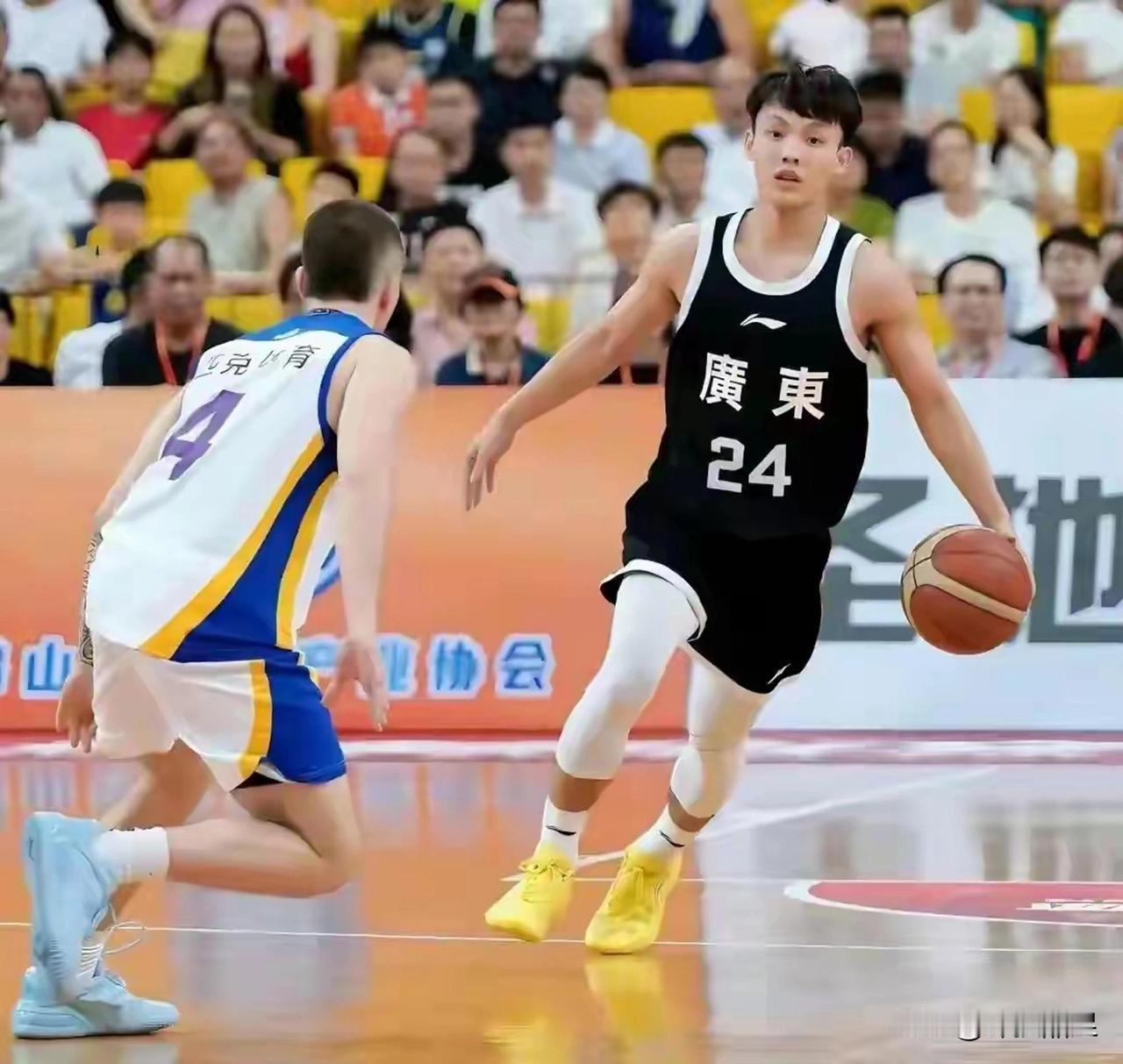 全运会男篮首轮战罢，各队夺冠可能性！
广东队：40%
辽宁队：40%
四川队：3