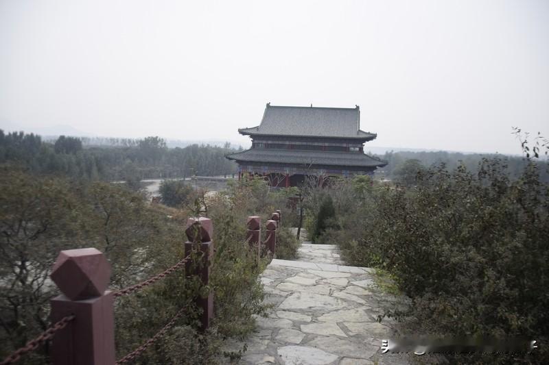 “才高八斗”这个典故和曹植有关。南北朝时，诗人谢灵运恃才傲物，曾说“天下才共一石