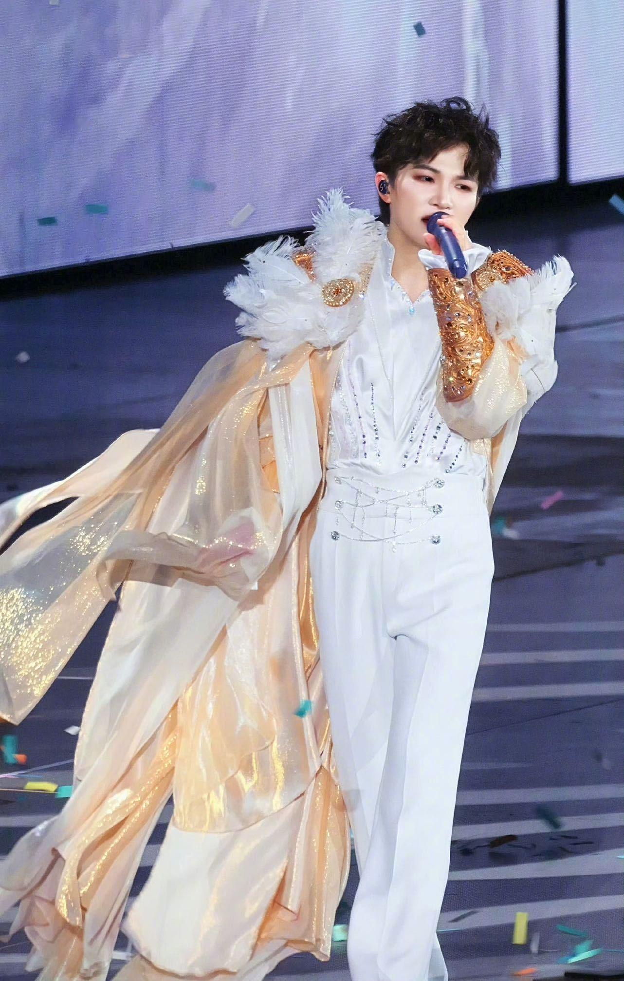 周深不要在我唱的时候放混响周深教会我们：生活也可以“不要混响”。卸下伪装和滤镜，