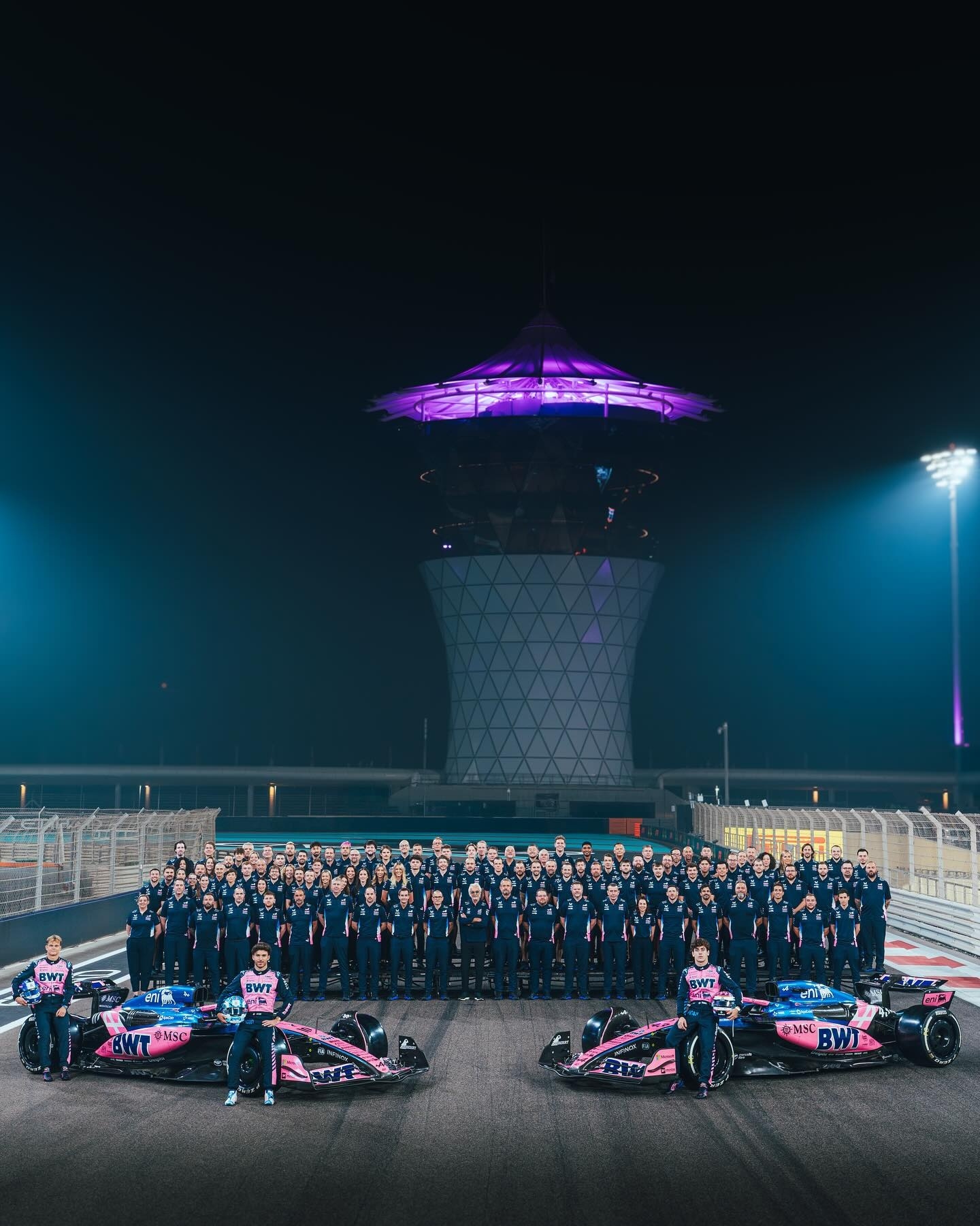 Alpine车队2025赛季F1收官大合照 共有113人（包含3名车手）F1赛车