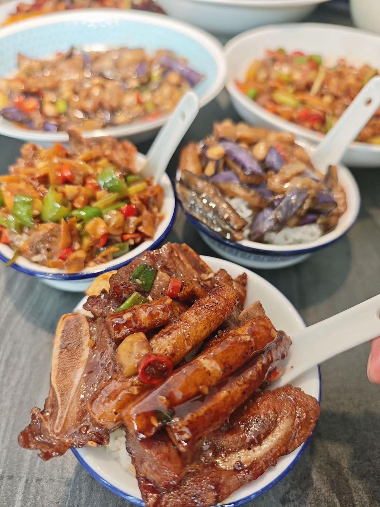 错峰干饭，本地人私藏的家常小馆🍚。不想挤饭点排队，就来这家老店。已经开二十多年