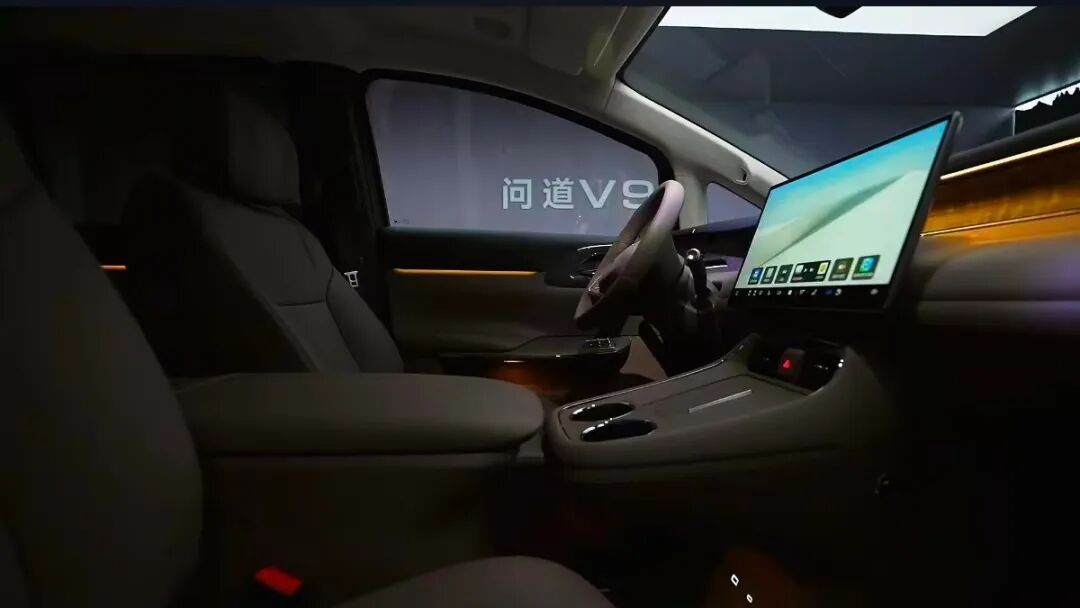 极狐问道V9这外内饰设计可以呀，我很喜欢这个前脸，看着很饱满精致大气，质感拉满；