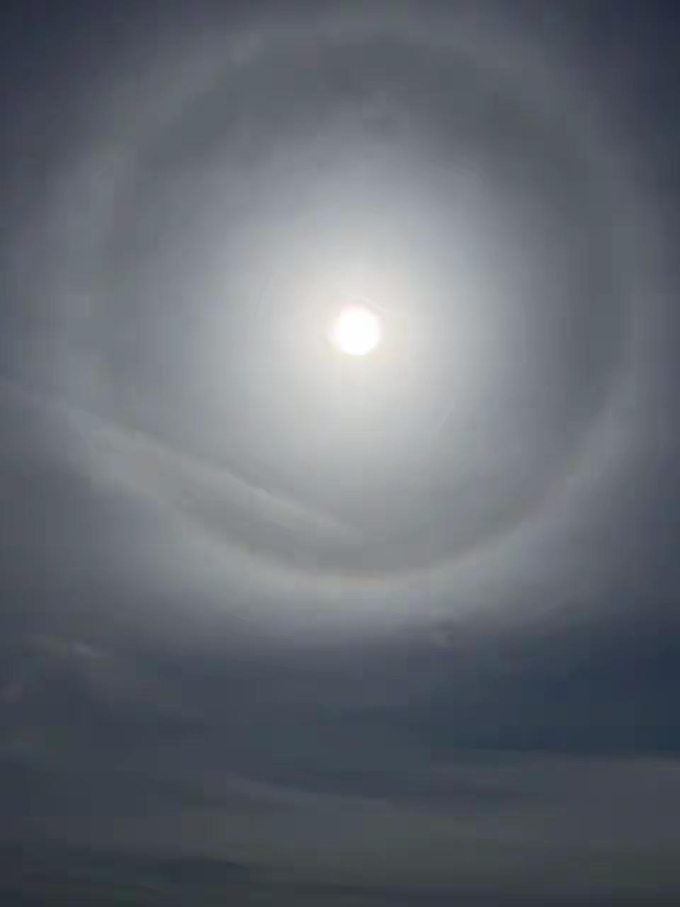 今天上午北京天空那景象绝了，太阳好似自带光环，出现了超震撼的日晕现象。日晕其实是