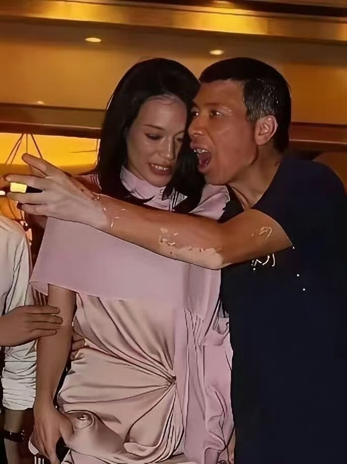舒淇强忍着闻了一下腌了百年的榴莲