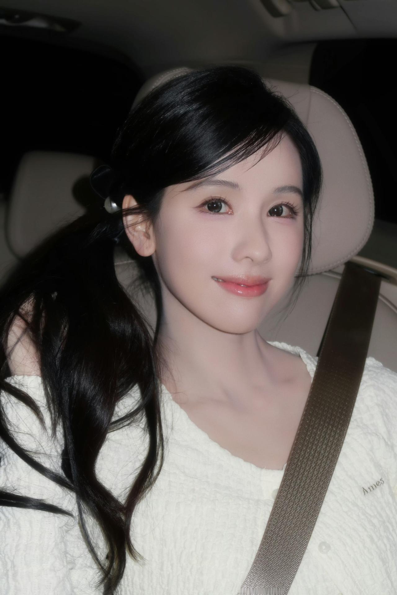 陈都灵身着浅色系睡衣，头发用白色发饰束起，面带微笑，整体造型清新可爱。