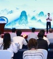 《学习强国》官方发布刘耀文参加了在广西举办的综艺《沿着边境看中国》的开机仪式，完
