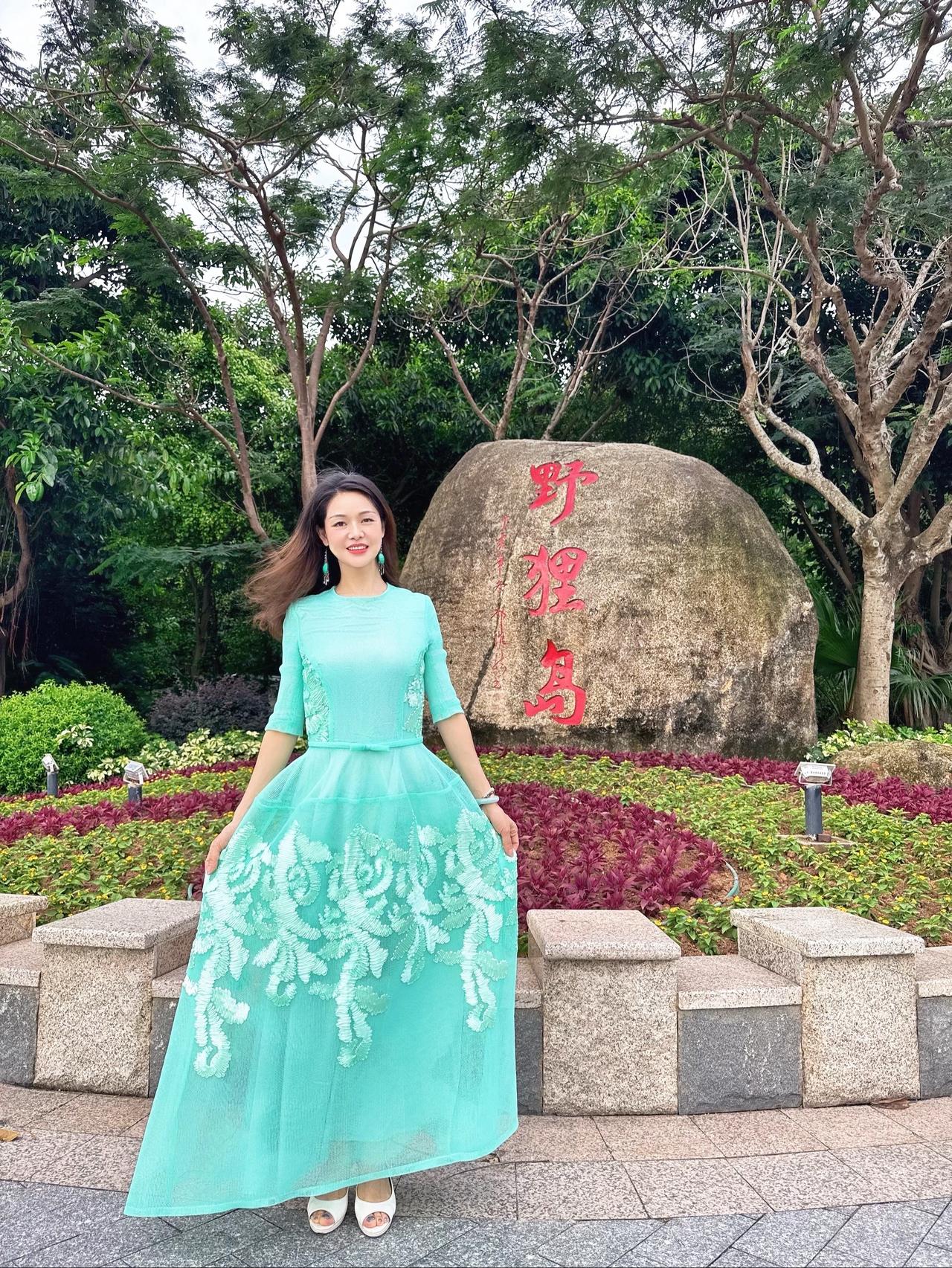 这个夏天，请大大方方的把自己拍进风景里漫步公园裙影 公园雅韵长裙