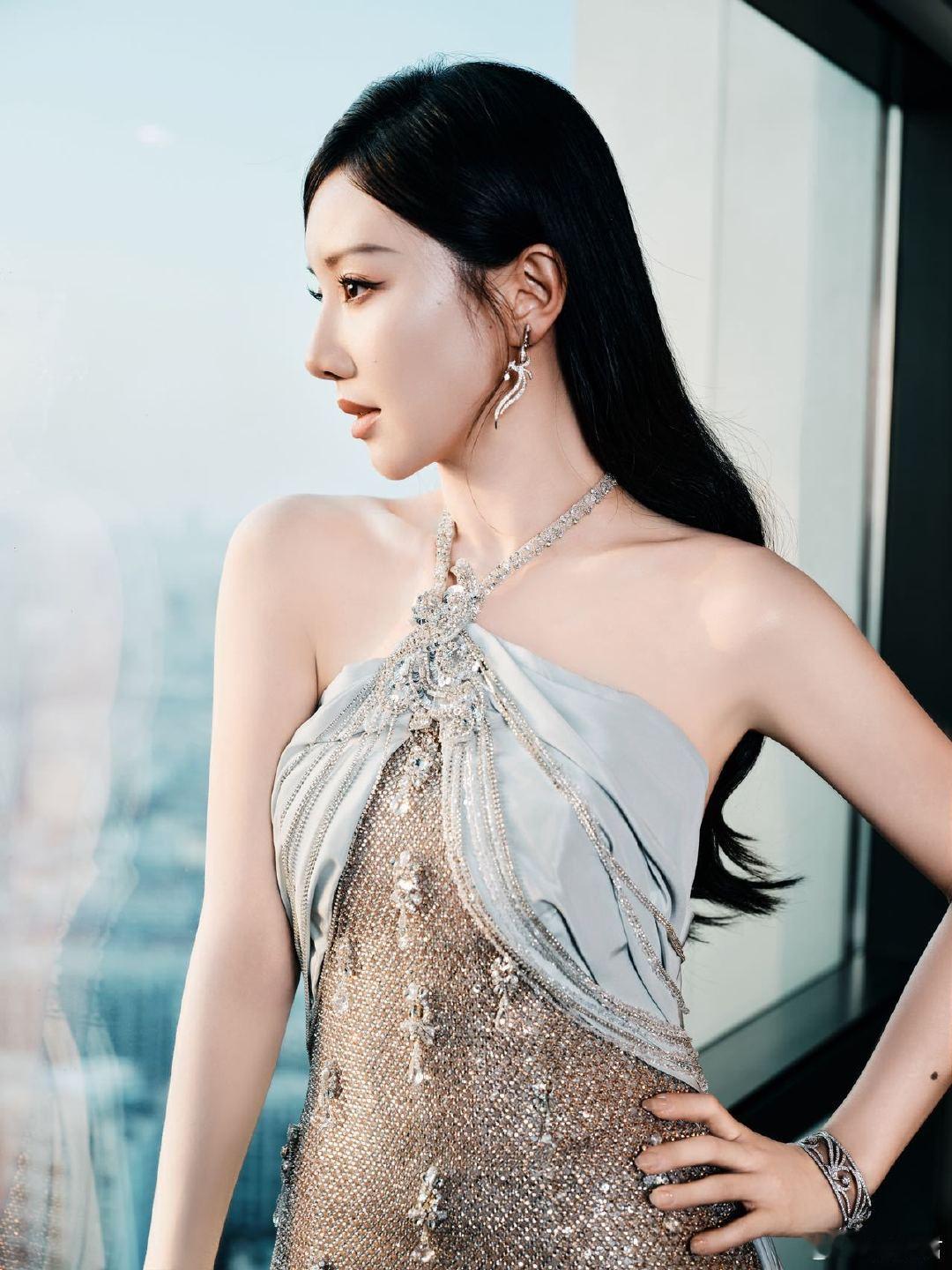 王鹤润造型封神了！王鹤润有种没吃过苦的美 薄荷绿鱼尾裙缀满金色碎钻，闪耀夺目，贵