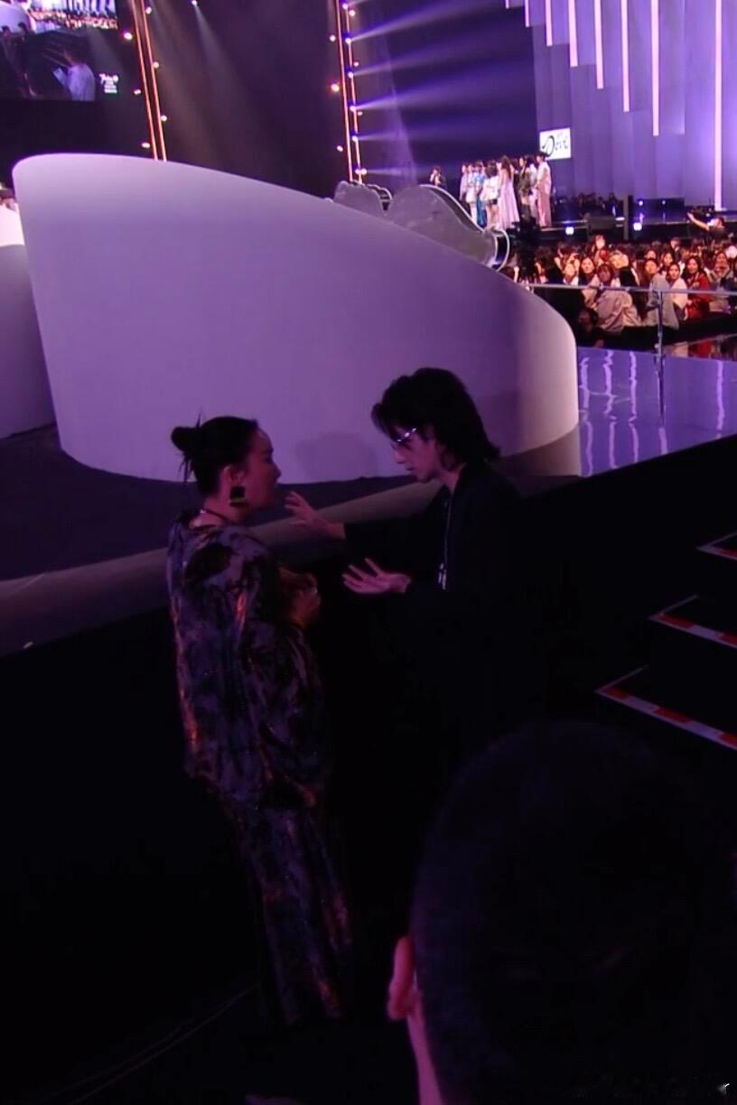 这就是熟男的压迫感吗又有压迫感又觉得很苏…华晨宇｜声鸣远扬