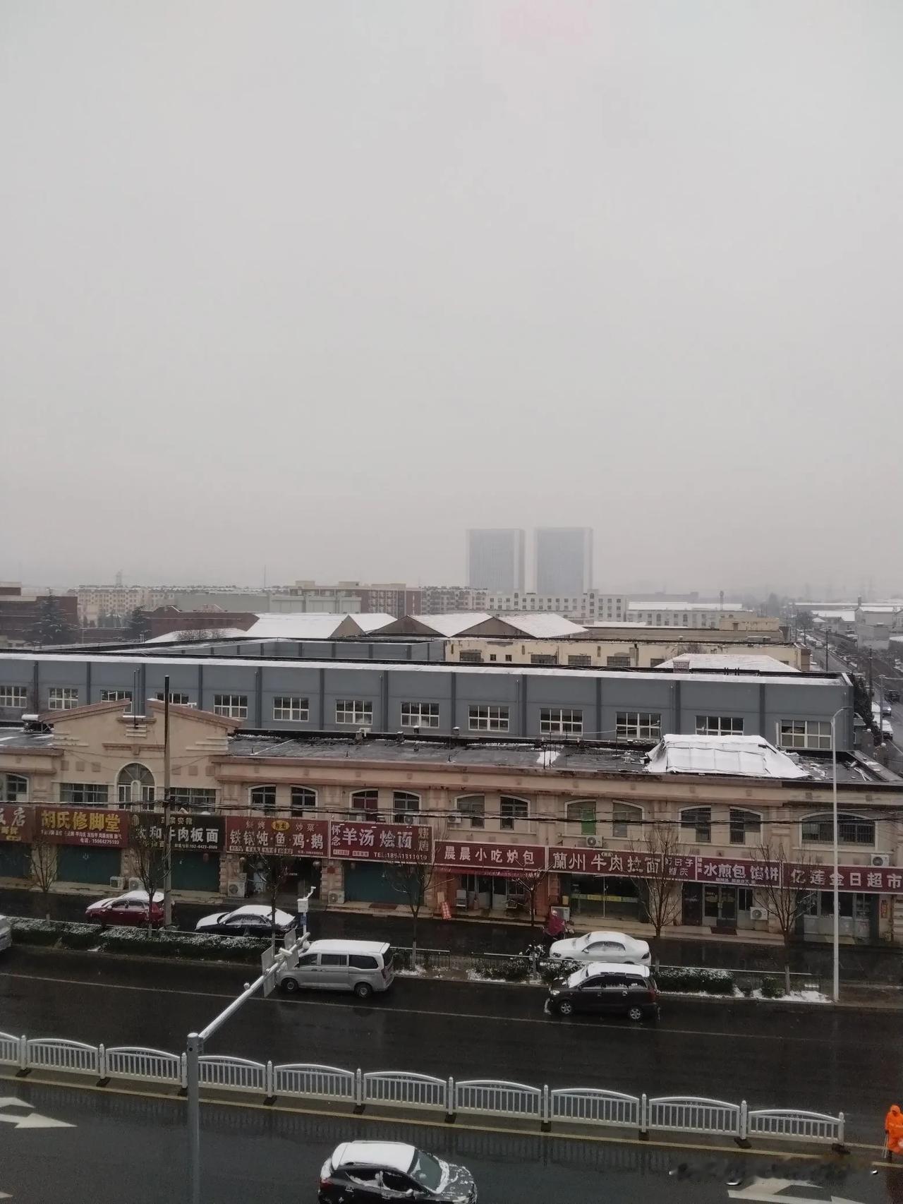 下完雨接又下雪，然后再接着连雨带雪一起下，老天爷这是抽的哪阵风呢！[捂脸]