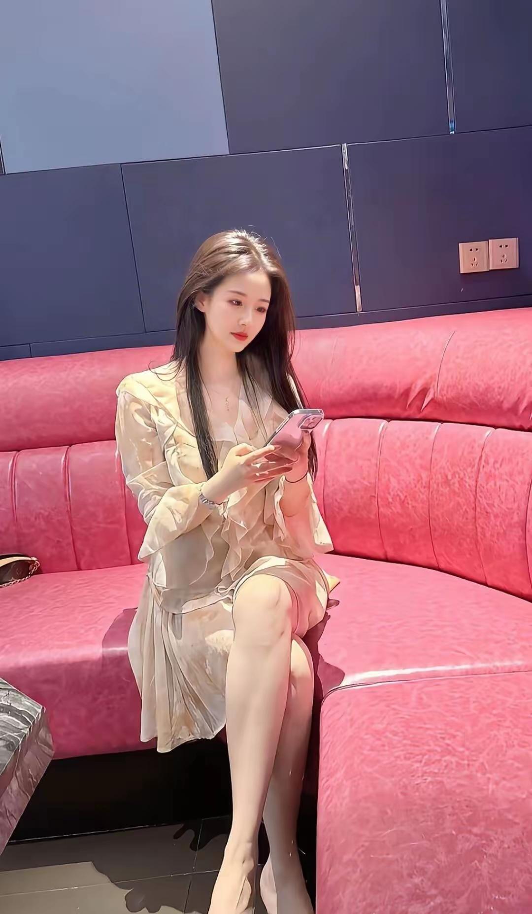 轻盈飘逸的米色连衣裙，搭配粉色沙发，尽显优雅与时尚！