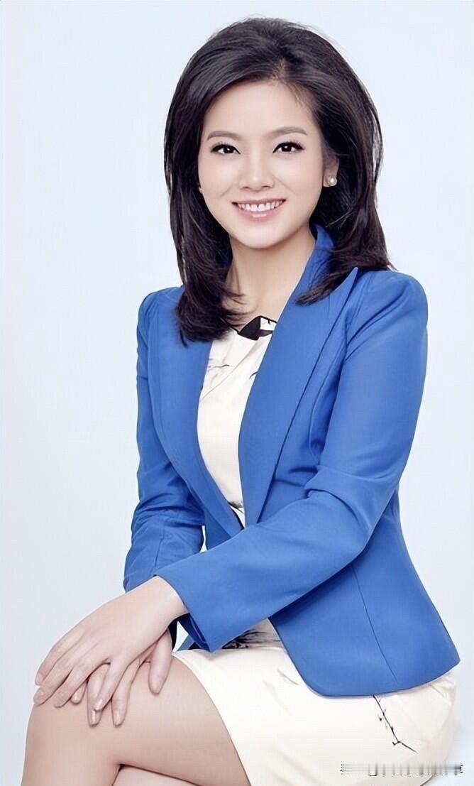 四川出美女，这一位主持人长相很大气，颜值不输王冠，是东方卫视的门面担当。她主持的
