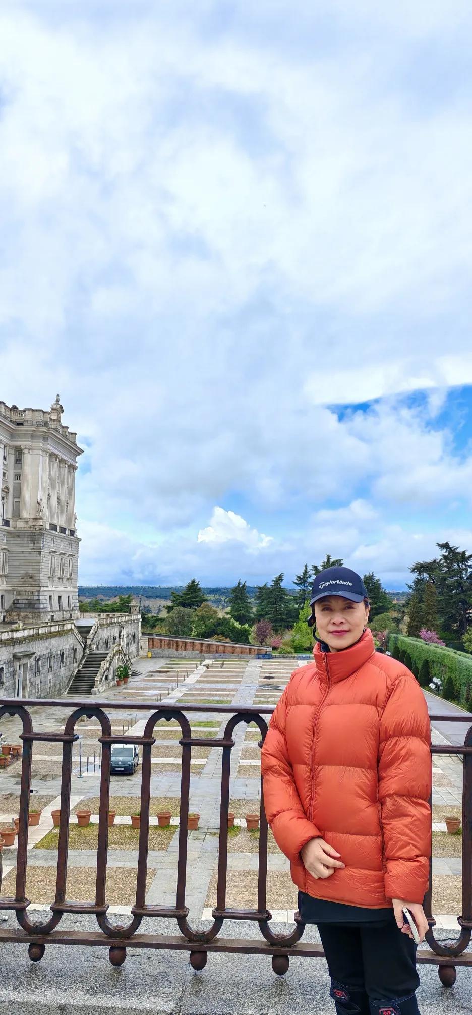 演员岳红晒西班牙旅行照，打卡拍照，惬意十足！照片中，岳红打扮休闲，体态轻盈，看起