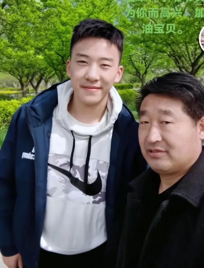 王俊杰和他爸长得太像了。比赛后记者采访的时候，他眉飞色舞，开心的笑了。
王俊杰∽