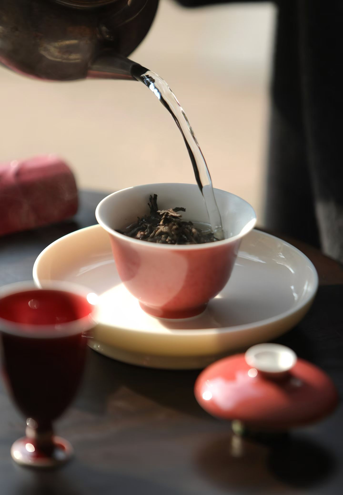 品茶赏器交友  茶，是这世上难得的美物，喝茶是一件美好的事！向光向暖，茶能容水，