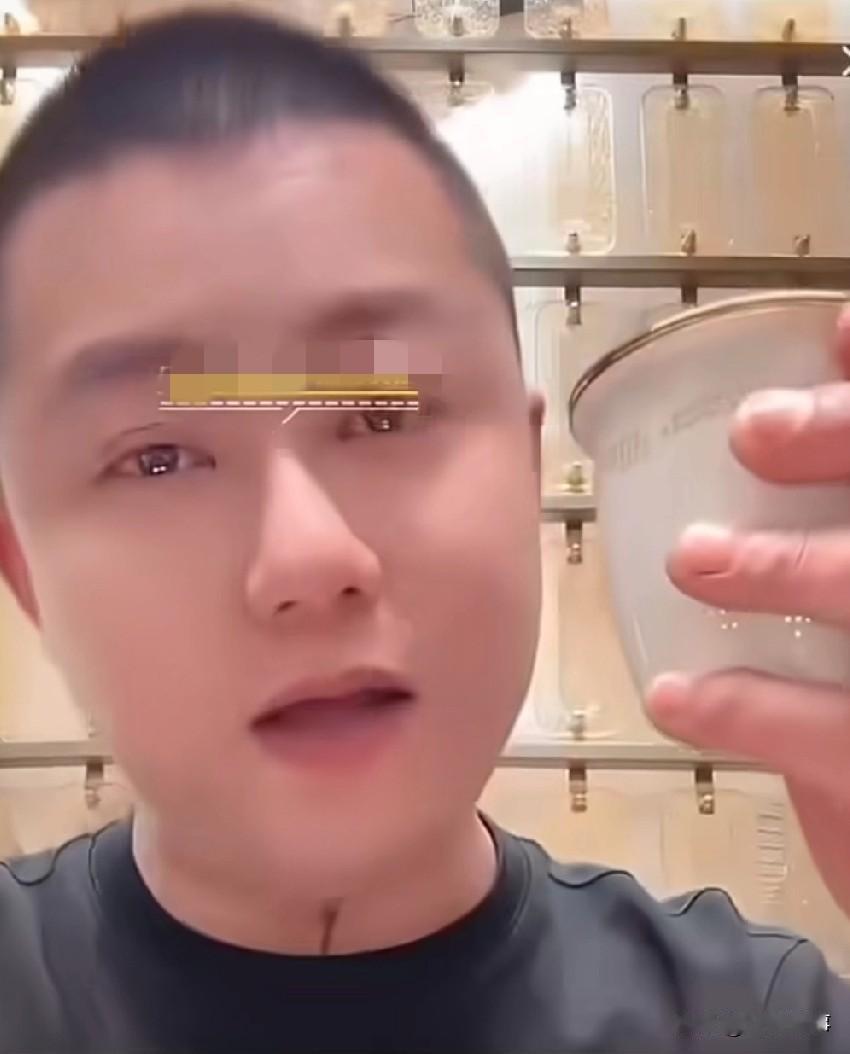丈门阿黑差点拿酒瓶砸阿厦，抡起酒瓶那一刻想起深圳磊磊了！

阿黑：酒桌上阿厦骂了
