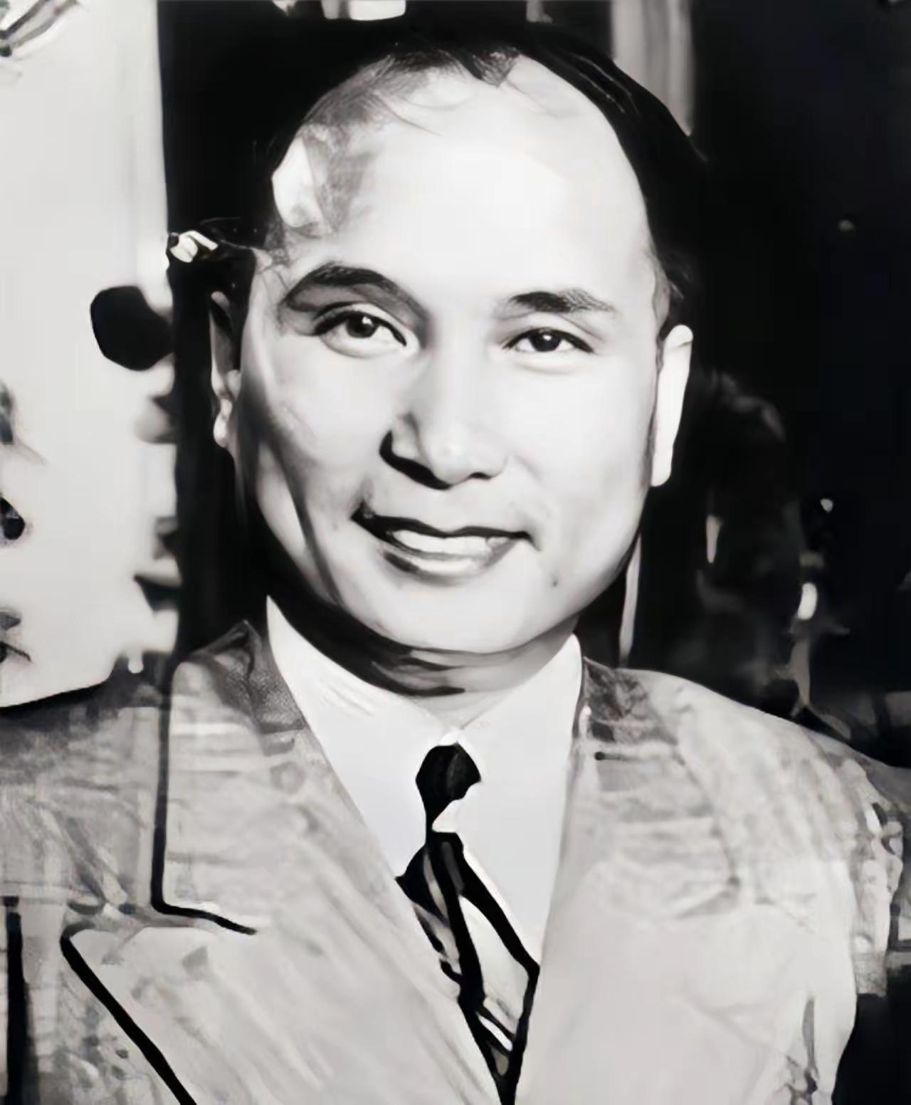 在天津战役中，解放军将城围得水泄不通。蒋多次派专机接应市长杜建时撤离，最后一次飞