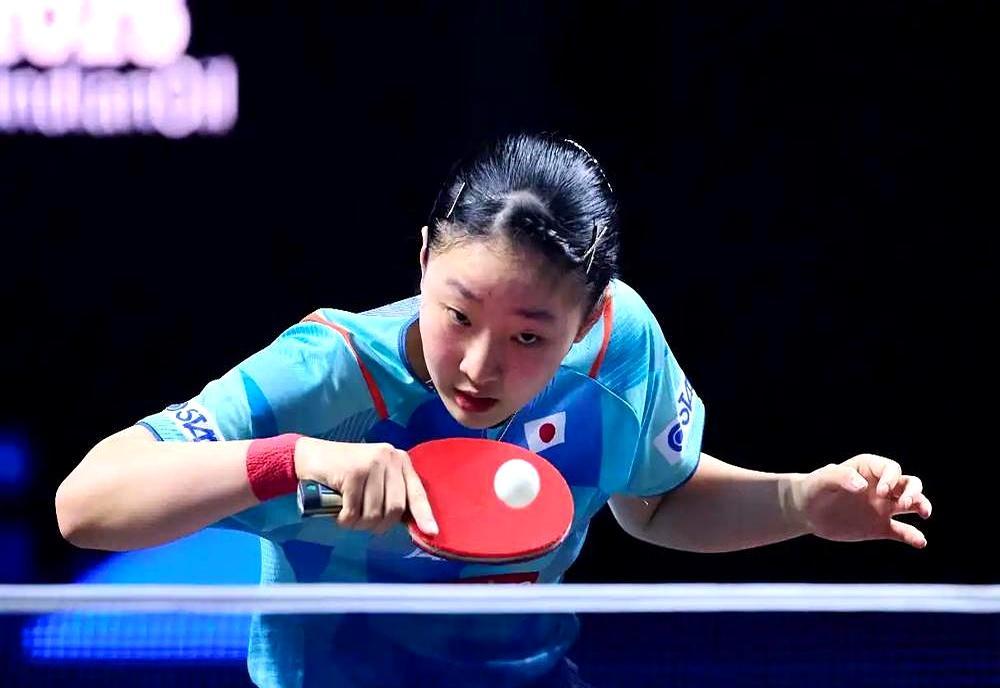 前脚刚在混双赛场一轮游，后脚就在单打轰出个3-0横扫！17岁的张本美和，这小姑娘