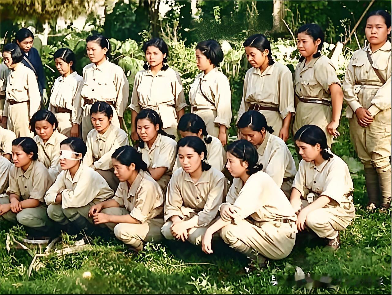 ​1941年12月，日军入侵菲律宾后，菲律宾人民勇敢地拿起武器，与日本侵略者作殊