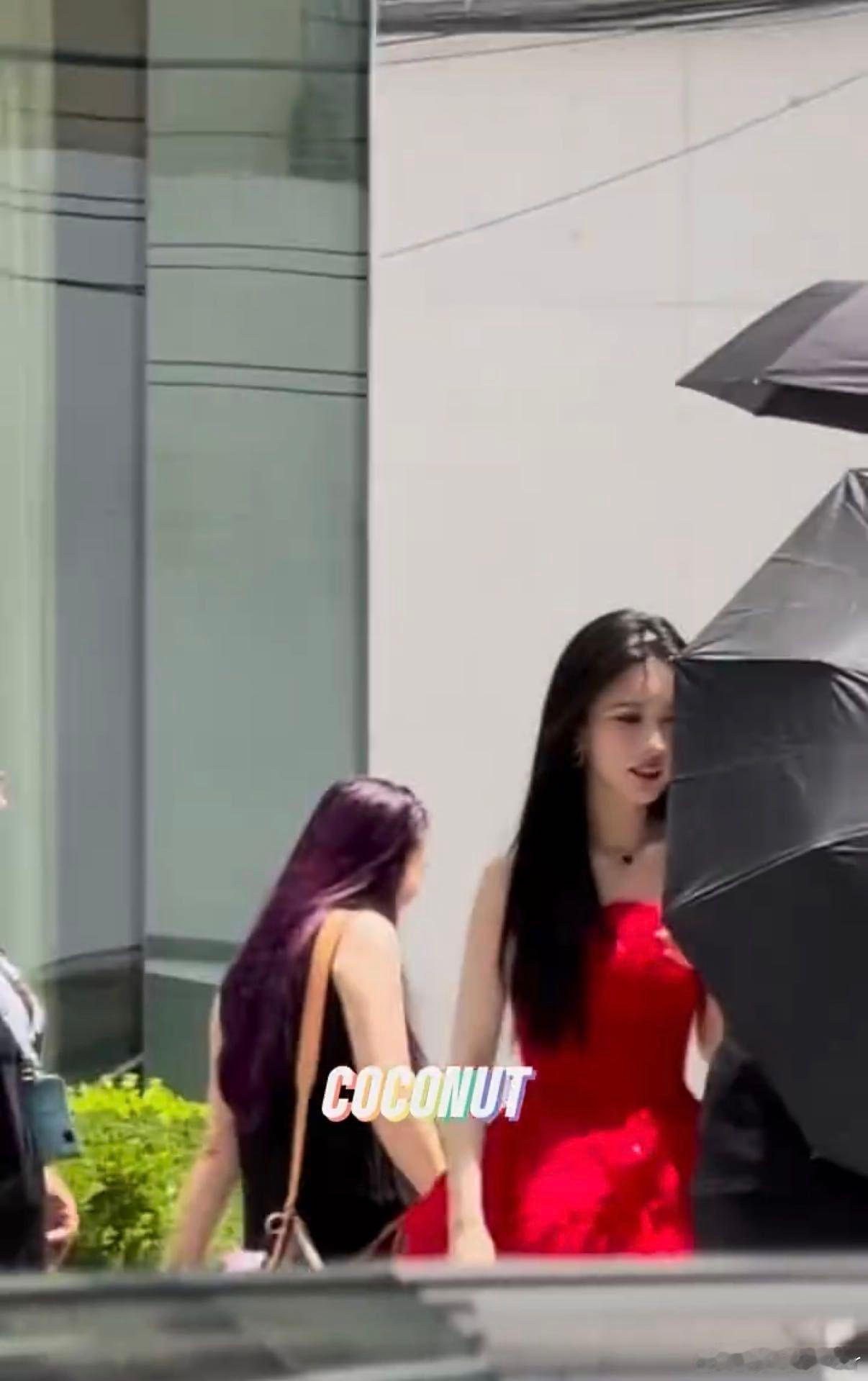 孟子义上了我给她报的网课谁懂孟子义红裙造型的杀伤力，浓颜长相驾驭红色格外出彩，妩