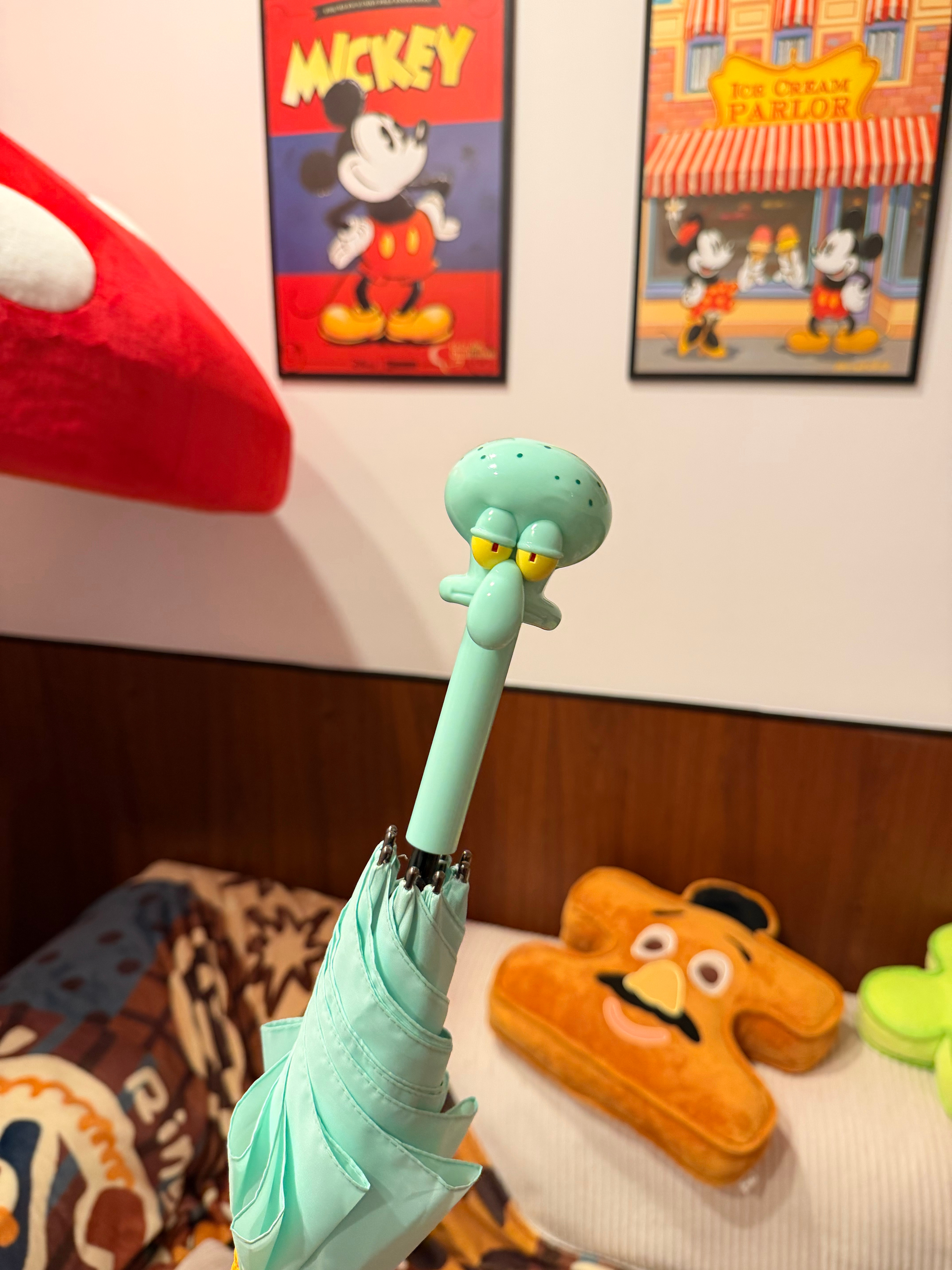 收到了麻本送我的一把忧郁章鱼哥的伞！还能站立！喜欢！！！ 广州·广州塔