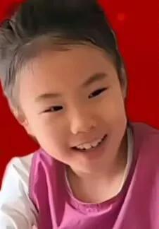 笑笑和妈妈王楠乘
私人飞机去三亚
和爸爸一起过年
母女俩乘坐私人飞机前往三亚
与