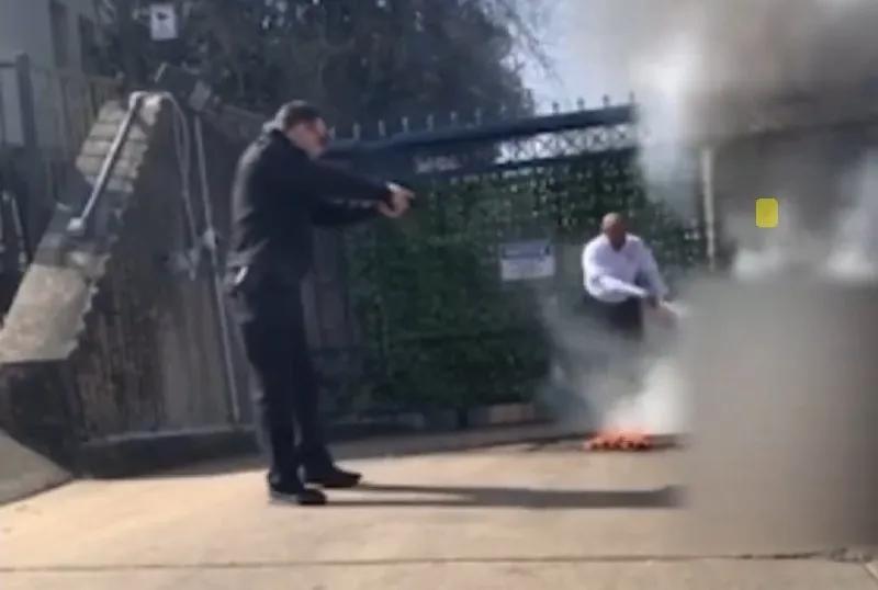 后续剧情更狗血，没有什么比这张照片更能概括当今的美国了：

一名警察用枪指着一名