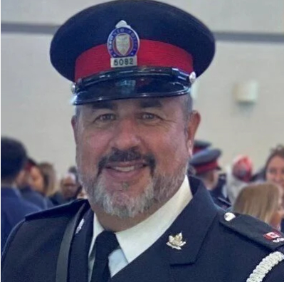 在警方发起的“南方行动”中，七名多伦多警察和一名退休警员被捕，其中出现一对父子。