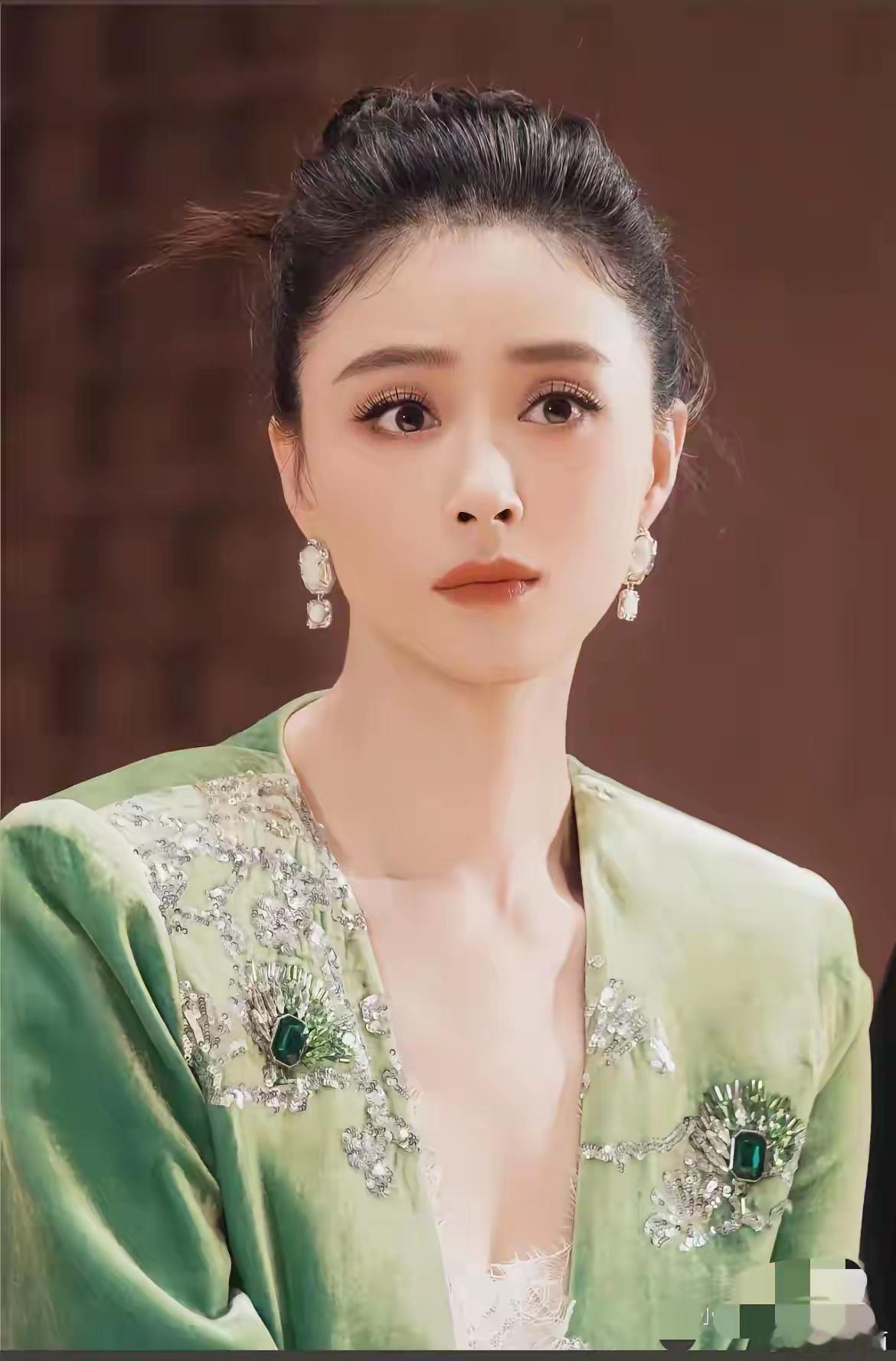 终于理解了，42岁的蒋欣至今没有结婚，最根本的原因是因为她的父母，她的父母真的是