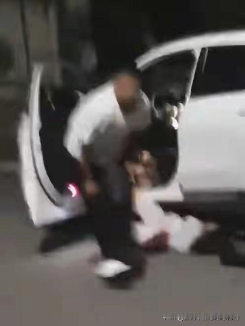 凌晨呼救！老板拍视频吓跑歹徒救了条命
 
凌晨一点，广汉做小生意的钟鸣明刚要躺下