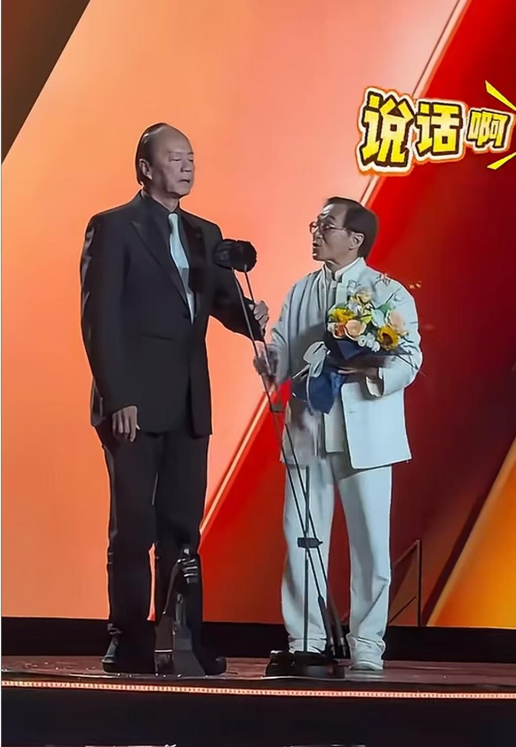 真没想到，

72岁的成龙和80岁的狄龙关系竟然这么好，

在8月12日，第七届