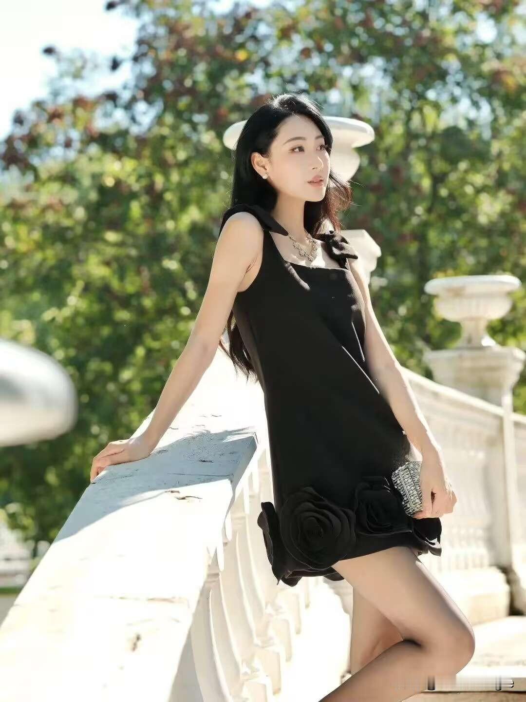 优雅黑裙，闪耀珠宝，自信微笑，气质满分！